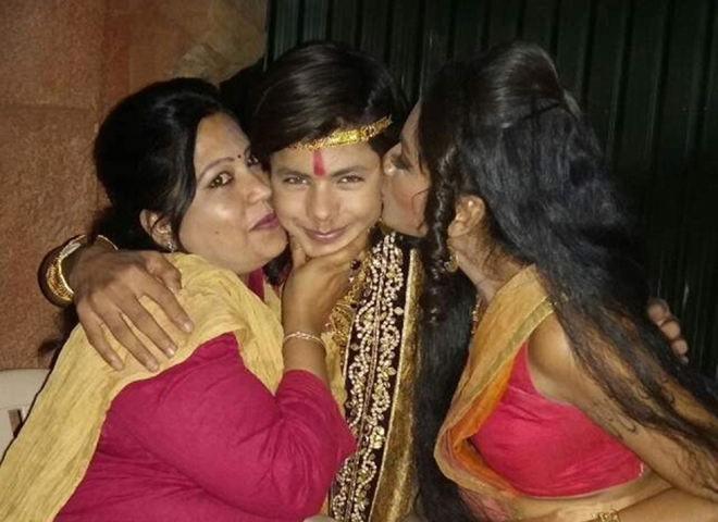 Siddharth Nigam with his mother and Pallavi Subhash on right